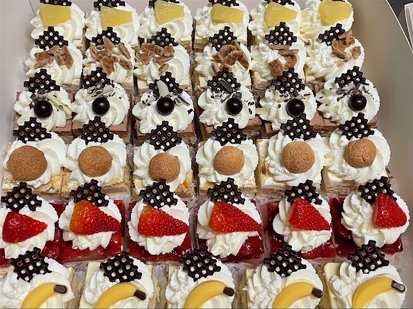 Gesorteerde kleine cake gebakjes